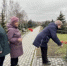 Возложение цветов к бюстам в парке Победы - Центр соцобслуживания населения